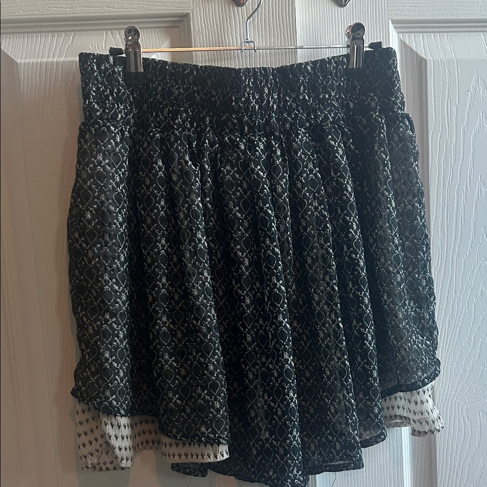Converse Black and White Patterned Skirt - Picture 2 of 9
